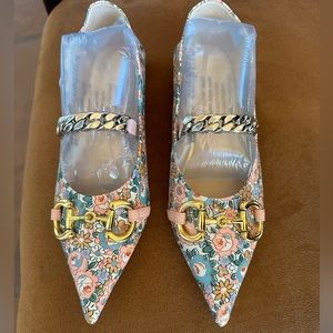 Gorgeous floral print flat with chain and signature horse-bit
